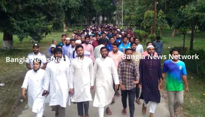 ইবিতে সাবেক প্রক্টরের বহিষ্কার ও বিচারের দাবিতে বিক্ষোভ