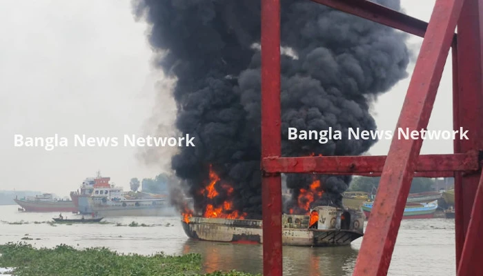ফতুল্লায় জাহাজে আগুন, নিয়ন্ত্রণে ৮ ইউনিট