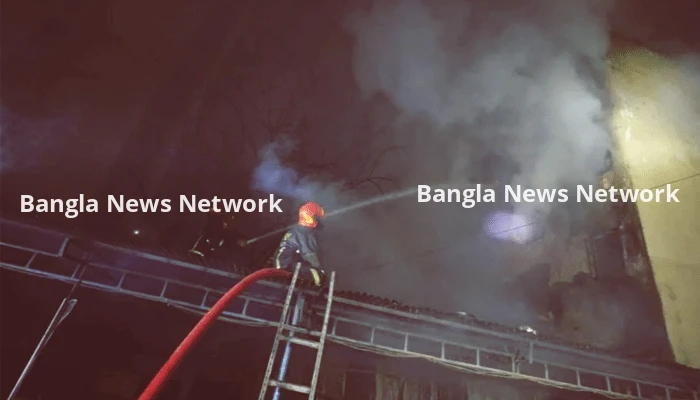 কারওয়ান বাজারে কাঠের দোকানে আগুন, ১০ ইউনিট কাজ করছে