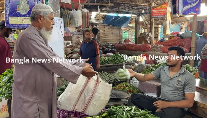 দিনাজপুরে সবজির দামে আগুন, দিশেহারা ক্রেতা