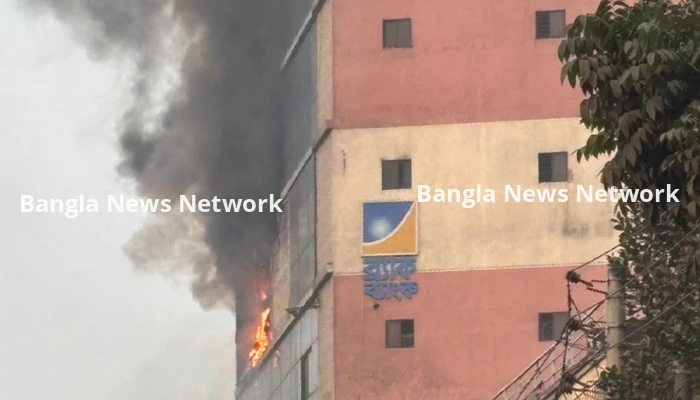 আরমানিটোলায় বহুতল ভবনে আগুন, ৯ ইউনিটের চেষ্টায় নিয়ন্ত্রণে
