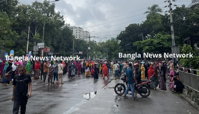 তেজগাঁওয়ে গার্মেন্টস শ্রমিকদের রাস্তা অবরোধ, যান চলাচল বন্ধ