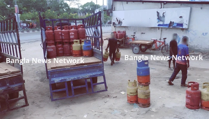 সিরাজগঞ্জে ট্রাকের গতিরোধ করে গ্যাস সিলিন্ডার লুট