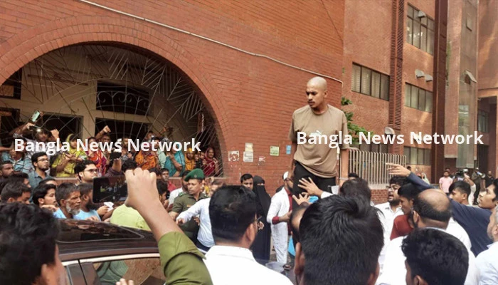 হাসপাতালে গিয়ে গণঅভ্যুত্থানে আহতদের তোপের মুখে স্বাস্থ্য উপদেষ্টা