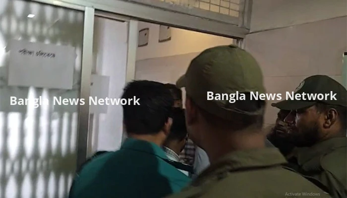 শেখ হাসিনার স্বাস্থ্য উপদেষ্টার মেয়েকে ধরতে হাসপাতাল অবরোধ