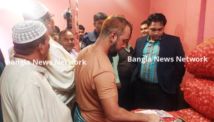 নরসিংদীতে পেঁয়াজের বাজারে অভিযান, চার ব্যবসায়ীকে জরিমানা