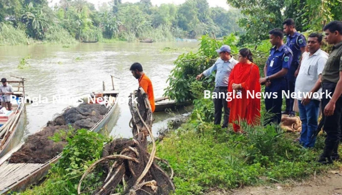 নাটোরে ১৫ লাখ টাকার অবৈধ সৌঁতিজাল পুড়িয়ে ধ্বংস