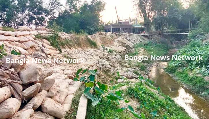 এক বর্ষায় ধসে পড়েছে হাতিয়ার খাল পাড়ে সড়ক রক্ষায় দেয়া বাঁধ!