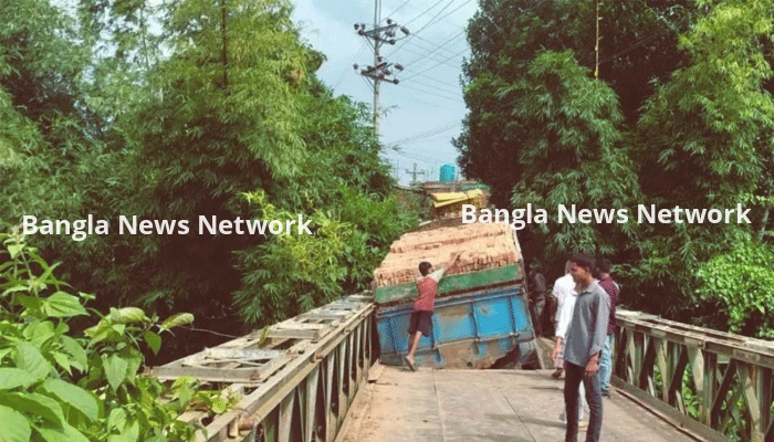 রাঙ্গামাটিতে ট্রাকসহ ভেঙে পড়লো সেতুর পাটাতন, যান চলাচল বন্ধ