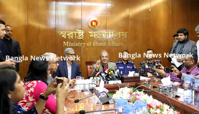 বিজিবির শক্ত অবস্থানের কারণে সীমান্তে বেড়া নির্মাণ বন্ধ রাখতে বাধ্য হয়েছে ভারত : স্বরাষ্ট্র উপদেষ্টা