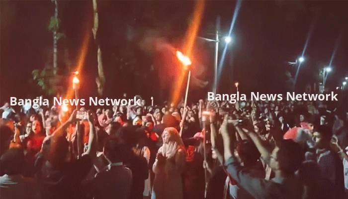 জাবি ছাত্রীকে জঙ্গলে নিয়ে ধর্ষণের চেষ্টা, শিক্ষার্থীদের মশাল মিছিল