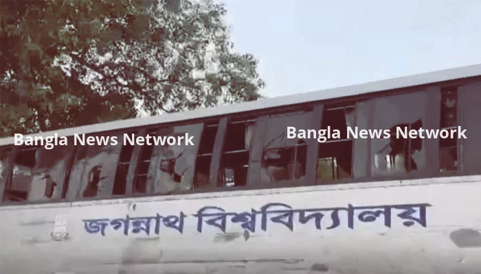 মানিকগঞ্জে জগন্নাথ বিশ্ববিদ্যালয়ের বাসে হামলা, আহত ১০