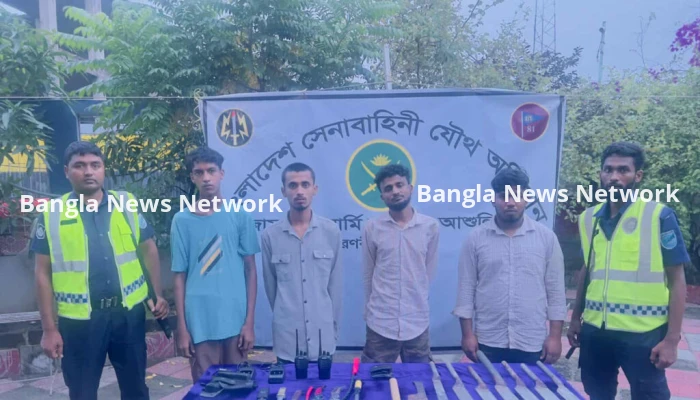 সাভারে বিপুল পরিমাণ দেশীয় অস্ত্রসহ কিশোর গ্যাংয়ের ৪ সদস্যকে গ্রেফতার করেছে যৌথ বাহিনী
