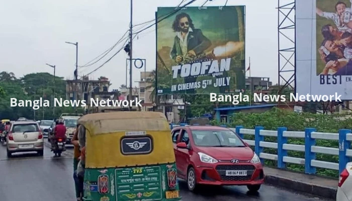 কলকাতা ছেয়ে গেছে তুফানের বিলবোর্ডে