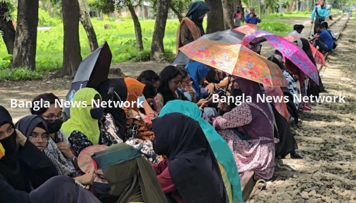 বাকৃবির বিভিন্ন কার্যালয়ে তালা, অনিদিষ্টকালের জন্য রেলপথ বন্ধের ঘোষণা শিক্ষার্থীদের