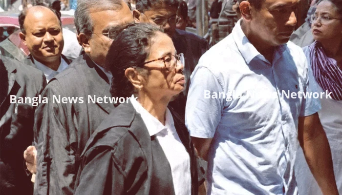 হঠাৎ আইনজীবীর পোশাকে হাইকোর্টে মমতা
