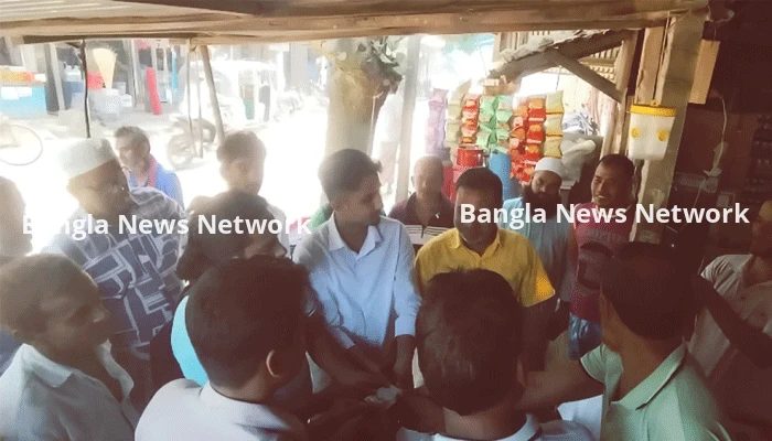কুড়িয়ে পাওয়া ৮০ হাজার টাকা ফেরত দিতে মালিকের খোঁজে দুই বন্ধুর মাইকিং