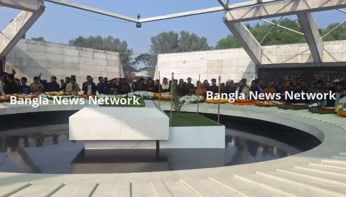 জিয়াউর রহমান ও খালেদা জিয়ার কবর জিয়ারত করলেন মির্জা ফখরুল