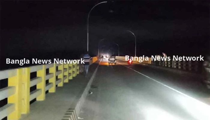 মওলানা ভাসানী সেতুতে মোটরসাইকেল-অটোভ্যান সংঘর্ষ, আহত ২