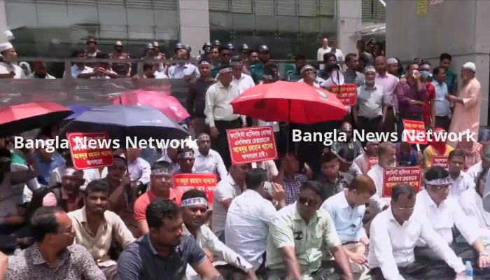 কমপ্লিট শাটডাউনে এনবিআরের কর্মকর্তা-কর্মচারীরা