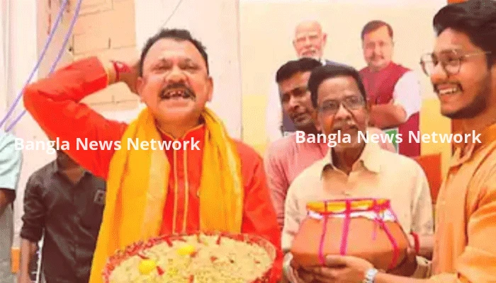 বিজেপি প্রার্থীদের জয়ের খবর, ঝালমুড়ি বিতরণ নেতা-কর্মীদের
