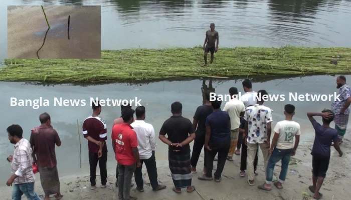 মেহেরপুরে ভৈরব নদে ভেসে উঠছে তেলজাতীয় পদার্থ