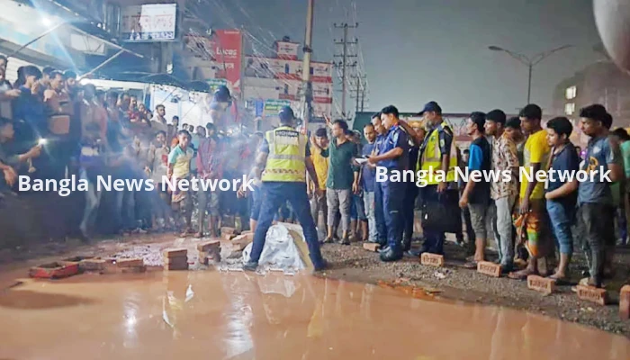 উল্টো পথে রিকশা, লরিচাপায় নারী-শিশুসহ নিহত ৩