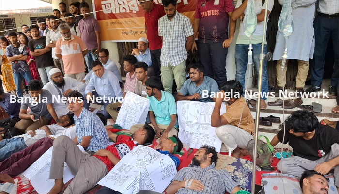 বেরোবিতে অনশনের দ্বিতীয় দিনে অসুস্থ ৫ শিক্ষার্থী, মেডিকেলে ভর্তি ২