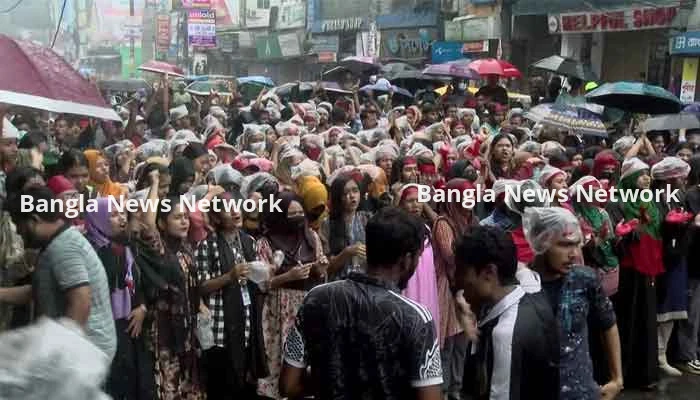 রংপুরে বৃষ্টিতে ভিজে বিক্ষোভ করছেন শিক্ষার্থীদের সাথে অভিভাবকরাও