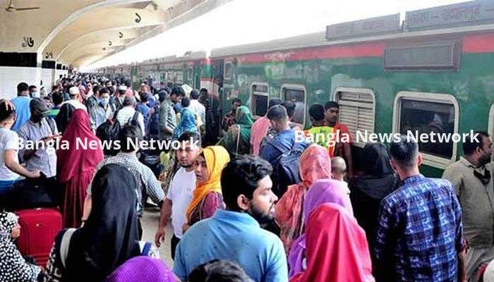 কমলাপুরে যাত্রীদের প্রচণ্ড চাপ, রয়েছে বিশেষ নিরাপত্তা
