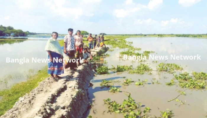কপোতাক্ষ নদের ভাঙন আতঙ্কে বাঁধ পাহারা দিচ্ছে মানুষ