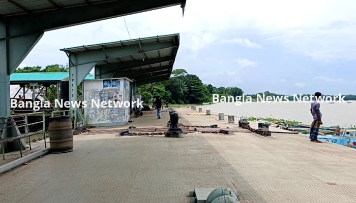 যাত্রী সংকটে থমকে গেছে পিরোজপুর লঞ্চঘাটের প্রাণচাঞ্চল্য