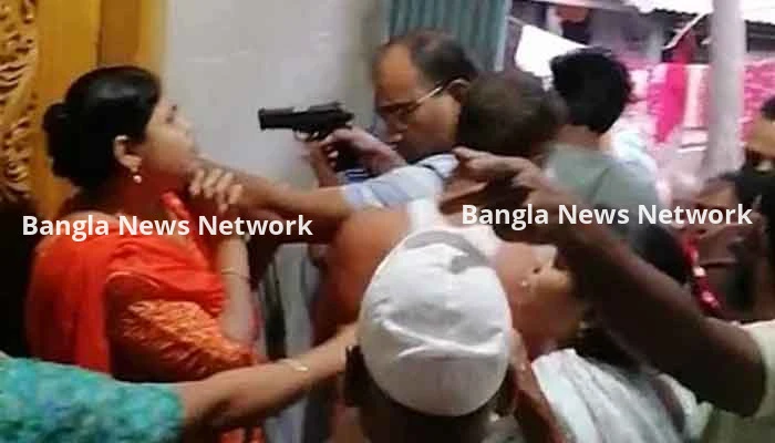 আসামির স্ত্রীর মাথায় পিস্তল তাক, এসআইসহ ৮ জনের বিরুদ্ধে আদালতে অভিযোগ