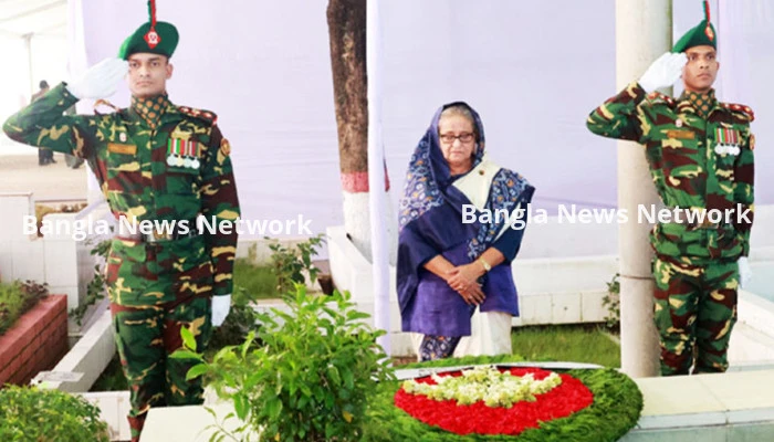 বনানীতে স্বজনদের কবরে প্রধানমন্ত্রীর শ্রদ্ধা