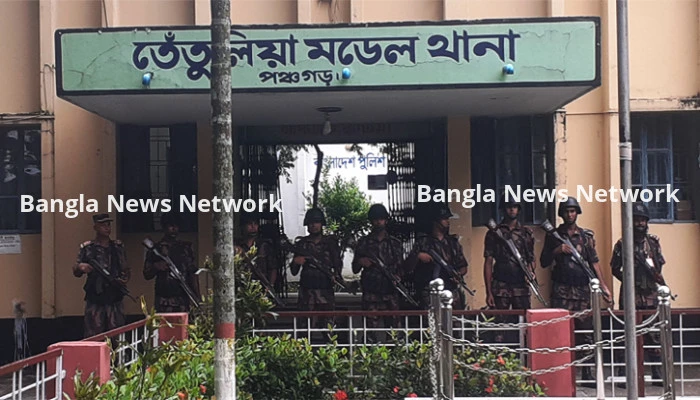বিজিবির নিরাপত্তায় পঞ্চগড়ে স্বাভাবিক কর্মস্থলে ফিরছে পুলিশ