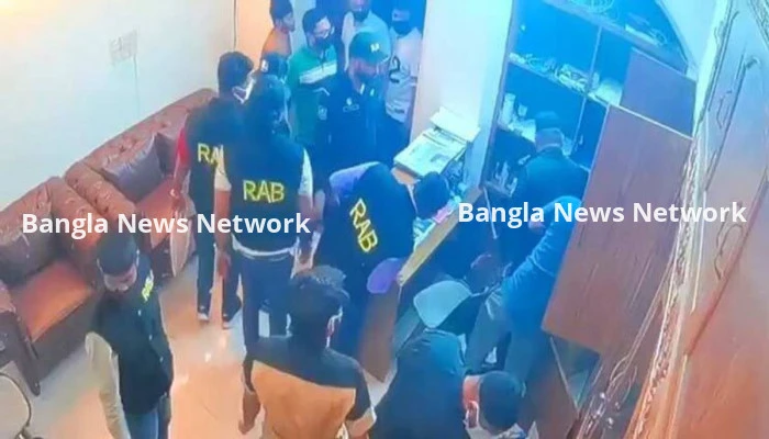 ধানমন্ডিতে র‍্যাব-ম্যাজিস্ট্রেট-ছাত্র পরিচয়ে ডাকাতি, গ্রেপ্তার ৪