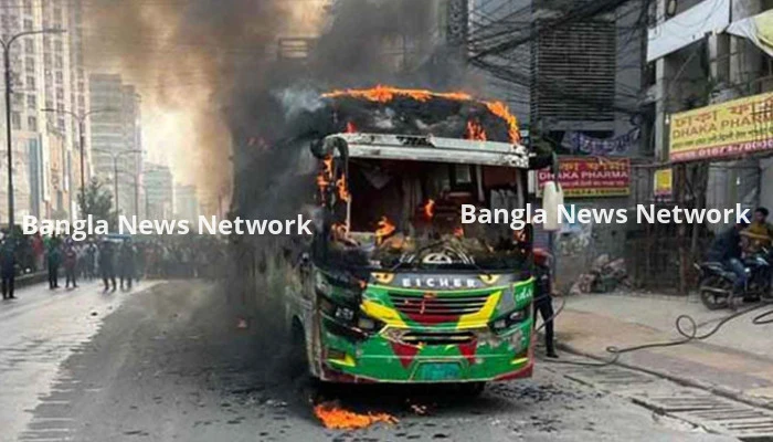 পোস্তগোলায় রাইদা পরিবহনের বাসে আগুন