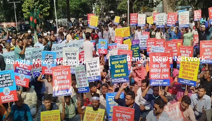 শহীদ মিনারে আউটসোর্সিং কর্মচারীদের সমাবেশ