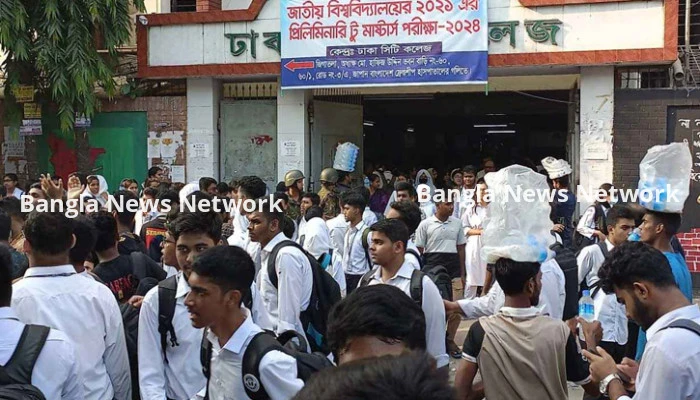 সিটি কলেজের অধ্যক্ষ-উপাধ্যক্ষের পদত্যাগের দাবিতে সড়ক অবরোধ