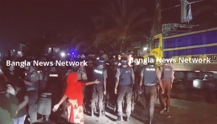 আশুলিয়ায় বকেয়া বেতনের দাবিতে সড়ক অবরোধ, পুলিশের লাঠিচার্জে ছত্রভঙ্গ শ্রমিকরা