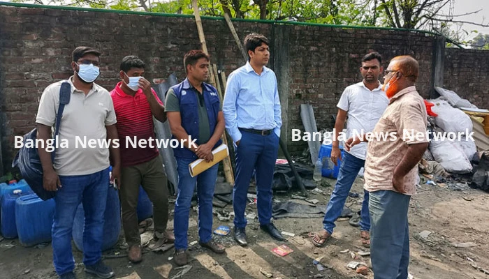 সাভারে বিষাক্ত ট্যানারি বর্জ্য পুড়িয়ে পশুখাদ্য তৈরি