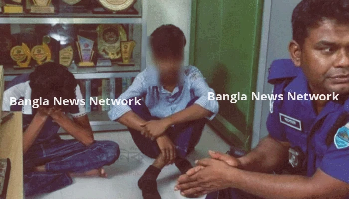 ফুটবল খেলাকে কেন্দ্র করে স্কুলছাত্রকে ছুরিকাঘাত, আটক ২