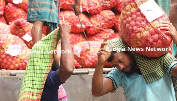 হিলিতে বাড়তি দামে পেঁয়াজ বিক্রি, বিক্রয় রশিদ না দেয়ায় জরিমানা
