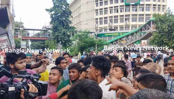 শাহবাগে মুখোমুখি আন্দোলনকারী শিক্ষার্থী ও ছাত্রলীগ