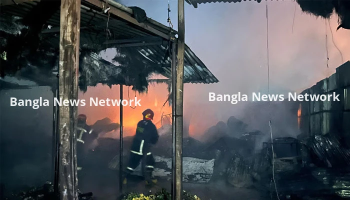 শাহবাগে ফুলের দোকানের আগুন নিভেছে, দগ্ধ ৫