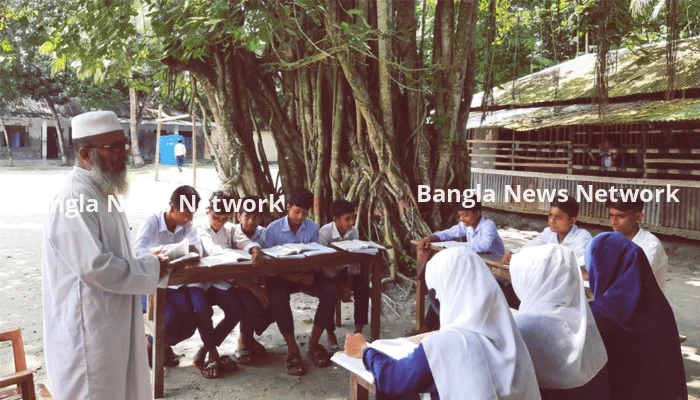 শ্রেণিকক্ষের সংকট, বটতলায় চলছে পাঠদান