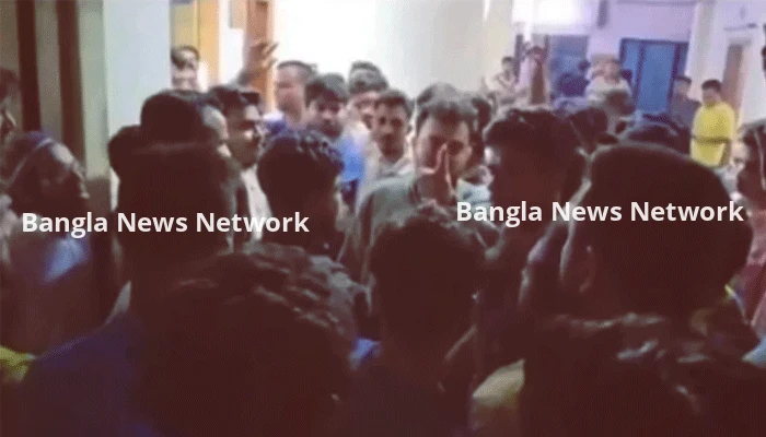 থানার ভেতরে দাঁড়িয়ে ‘থানার ইট খুলে নেওয়ার’ হুমকি এনসিপি নেতার
