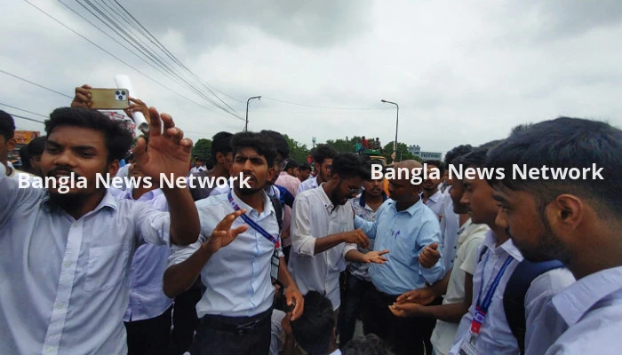 চাঁপাইনবাবগঞ্জে কোটা সংস্কারের দাবিতে শিক্ষার্থীদের সড়ক অবরোধ