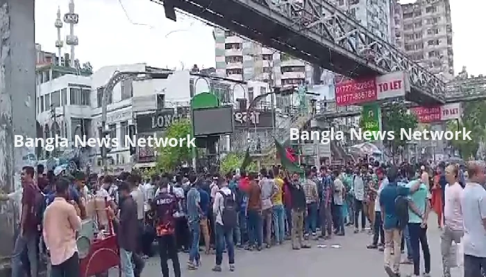 সায়েন্সল্যাব ও চানখারপুলের রাস্তা বন্ধ করে দিয়েছেন শিক্ষার্থীরা