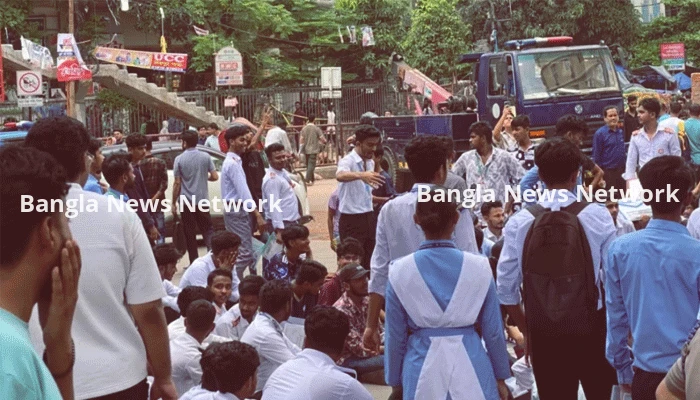 দ্বিতীয় দিনের মতো রাজধানীর বিভিন্ন সড়কে শিক্ষার্থীরা